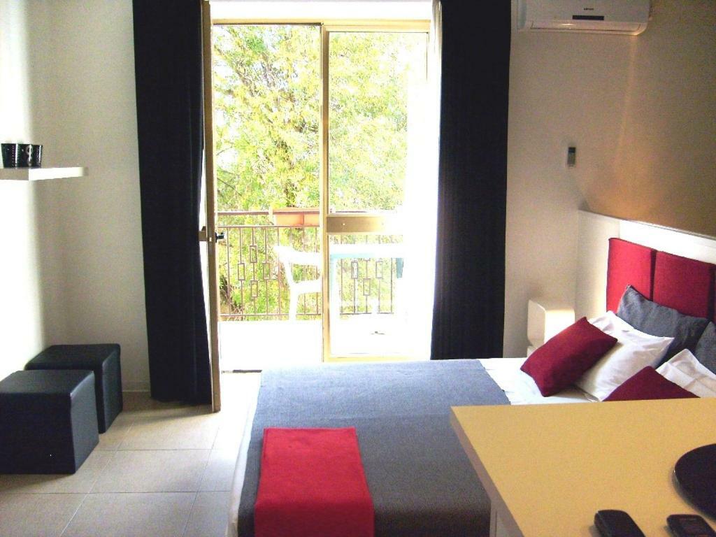 I Cugi Metropolis Apartment Бронте Екстериор снимка